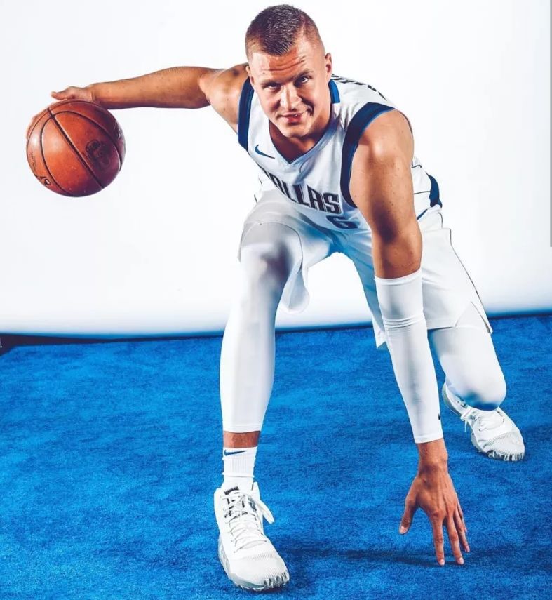 悦盈app下载 -里程碑夜纽约尼克斯扳平良机，荷甲今晨刷纪录，气氛紧张，轮换策略成焦点 